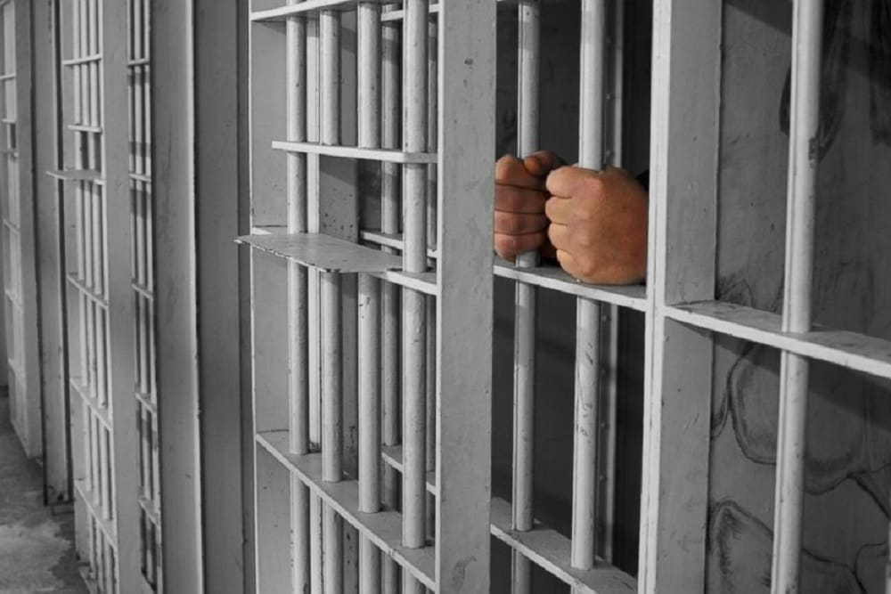 Binance's Zhao and FTX's Bankman-Fried Commence Their Prison Sentences